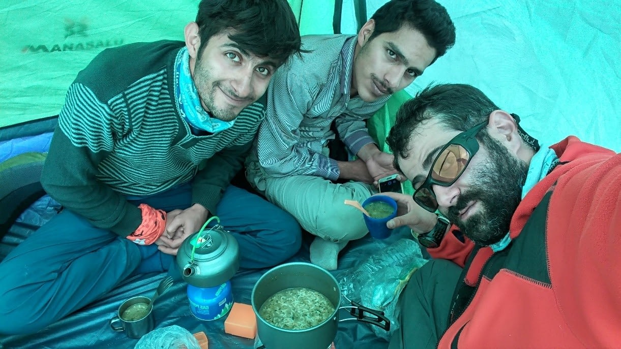 در حال صرف چایی و سوپ در قله